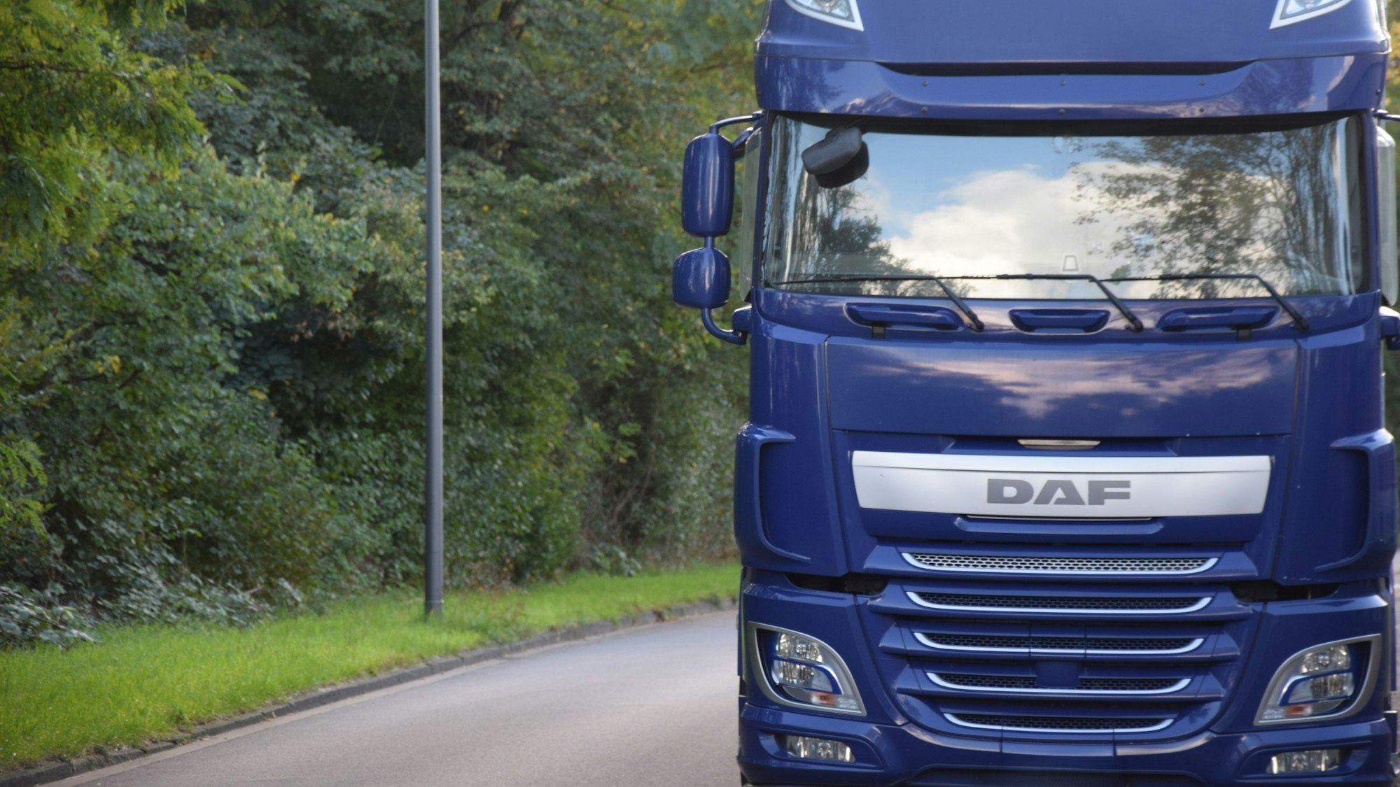 Ein Lkw steht auf der Schönrather Straße