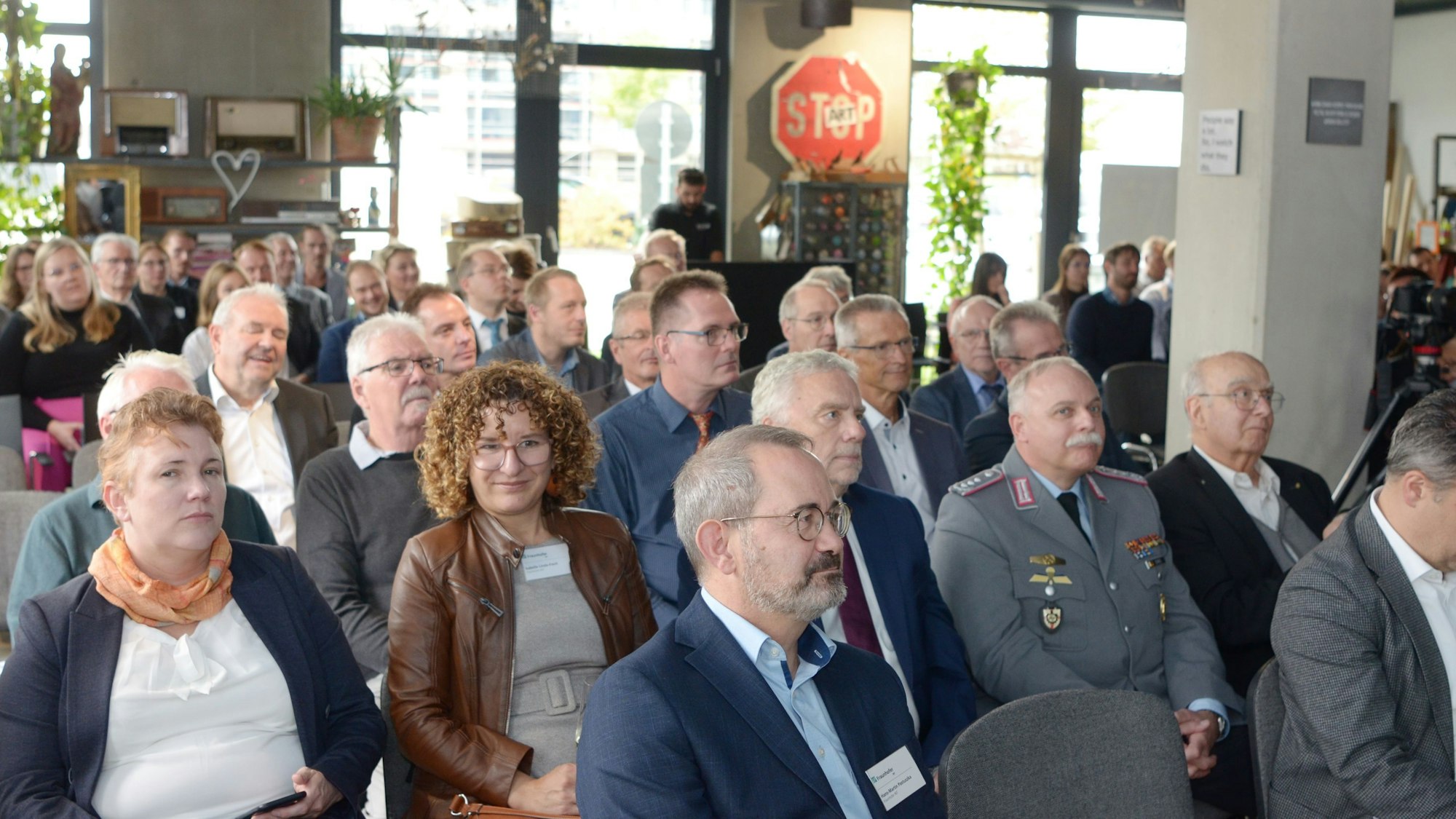 Festgäste sitzen in mehreren Reihen hintereinander.