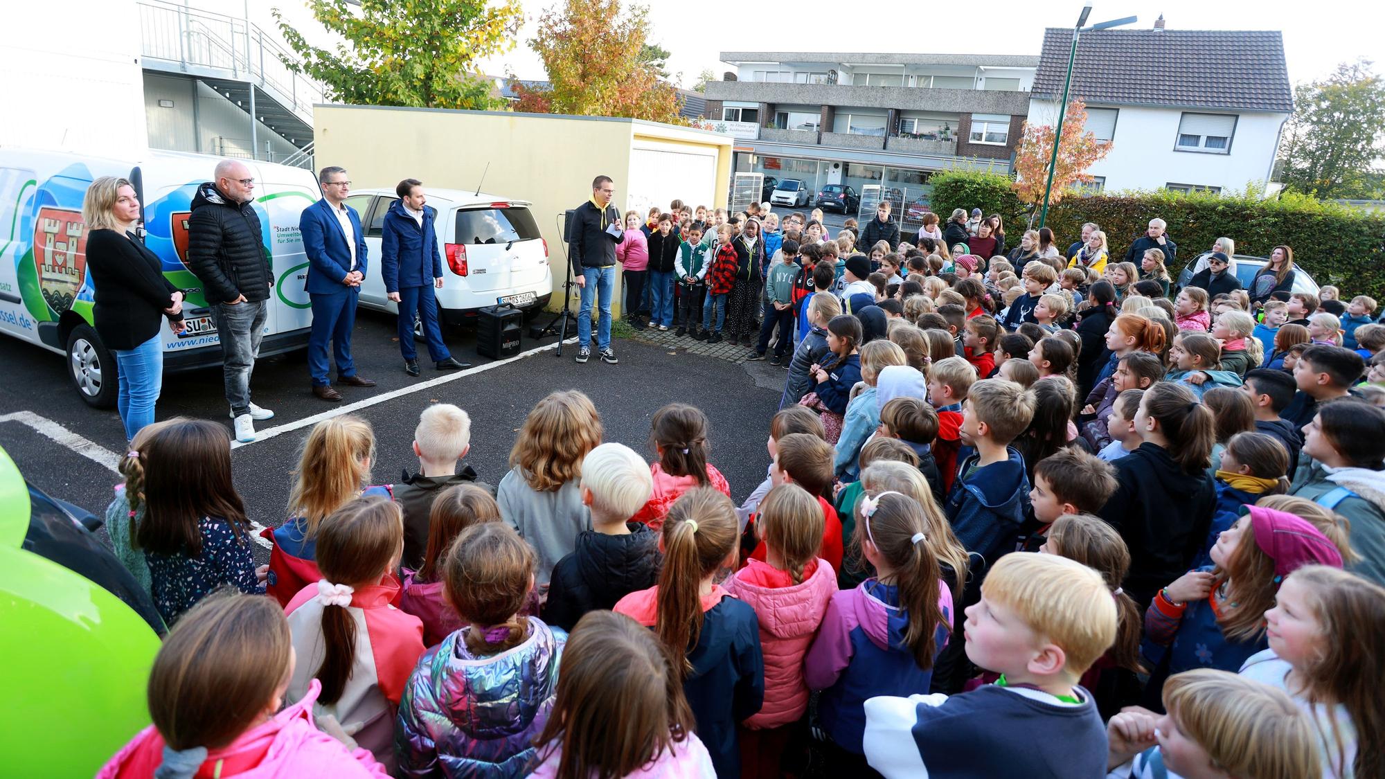 In der GGS Niederkassel wurden die neuen Schulcontainer eingeweiht