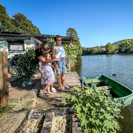 Mehrere Camper auf einem Campingplatz direkt an der Agger.