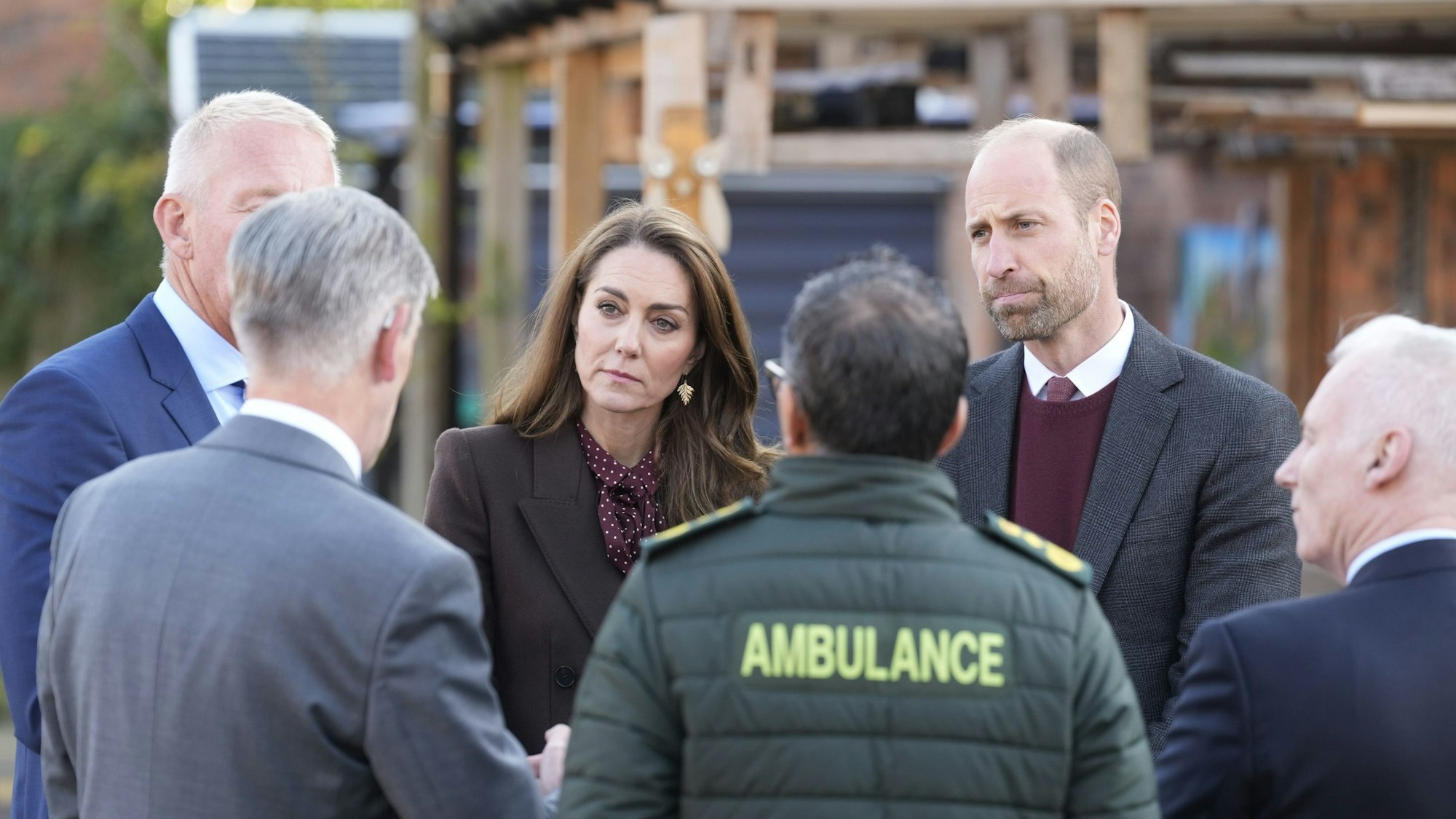 Prinz William und Prinzessin Kate sprechen mit Mitgliedern des Rettungsdienstes, während sie das Southport Community Centre besucht.