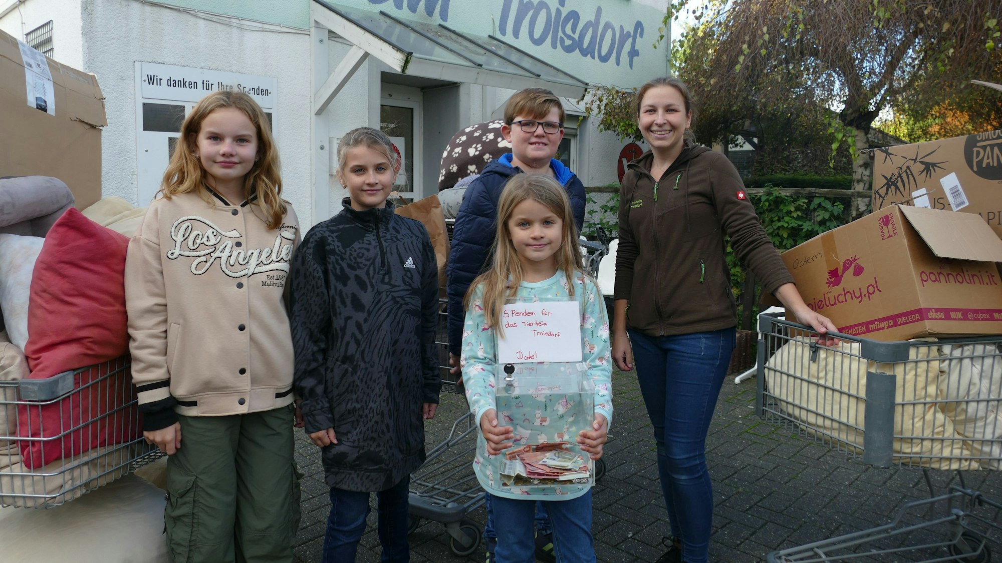 Tierheim-Mitarbeiterin Chantal Paus (rechts) freut sich über die Spenden, die Lena, Yuna, Jonas und Lynn (v.l.) mitgebracht haben.