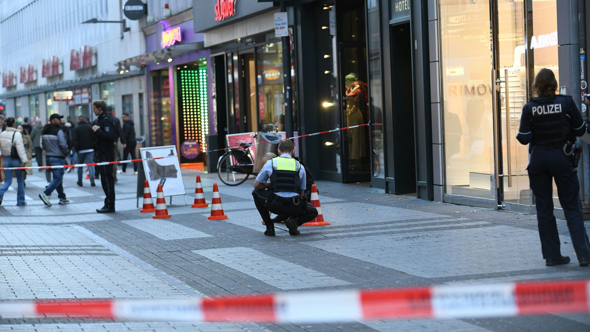 10.10.2024, Nordrhein-Westfalen, Köln: Polizei ist in der Kölner Innenstadt im Einsatz. Bei einer Auseinandersetzung nahe des Kölner Doms ist ein Mann lebensgefährlich verletzt worden. Foto: Vincent Kempf/dpa +++ dpa-Bildfunk +++