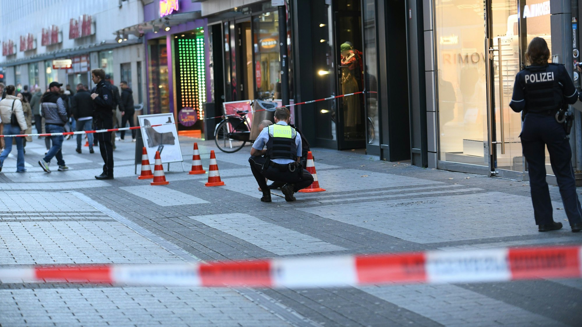10.10.2024, Nordrhein-Westfalen, Köln: Polizei ist in der Kölner Innenstadt im Einsatz. Bei einer Auseinandersetzung nahe des Kölner Doms ist ein Mann lebensgefährlich verletzt worden. Foto: Vincent Kempf/dpa +++ dpa-Bildfunk +++