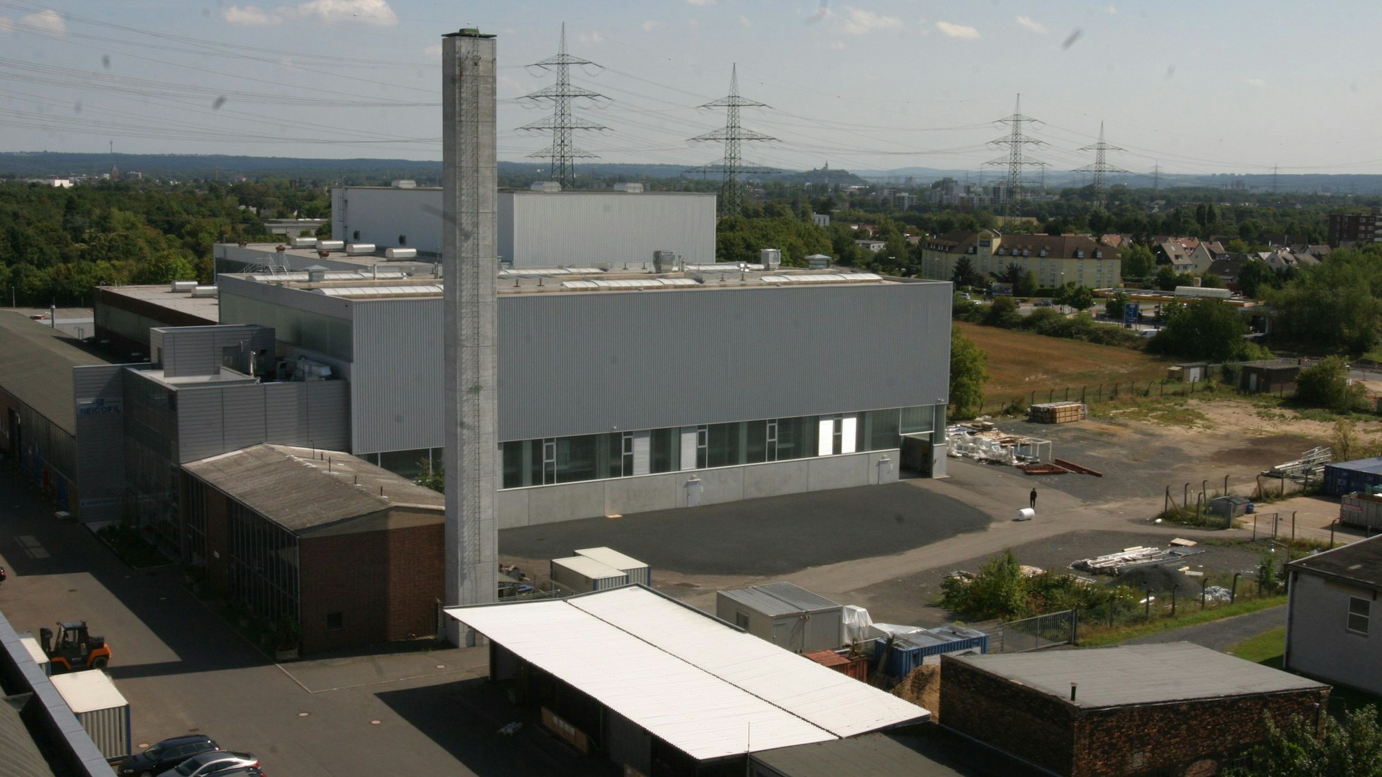 Ein Gewerbebau mit hohem Schornstein.
