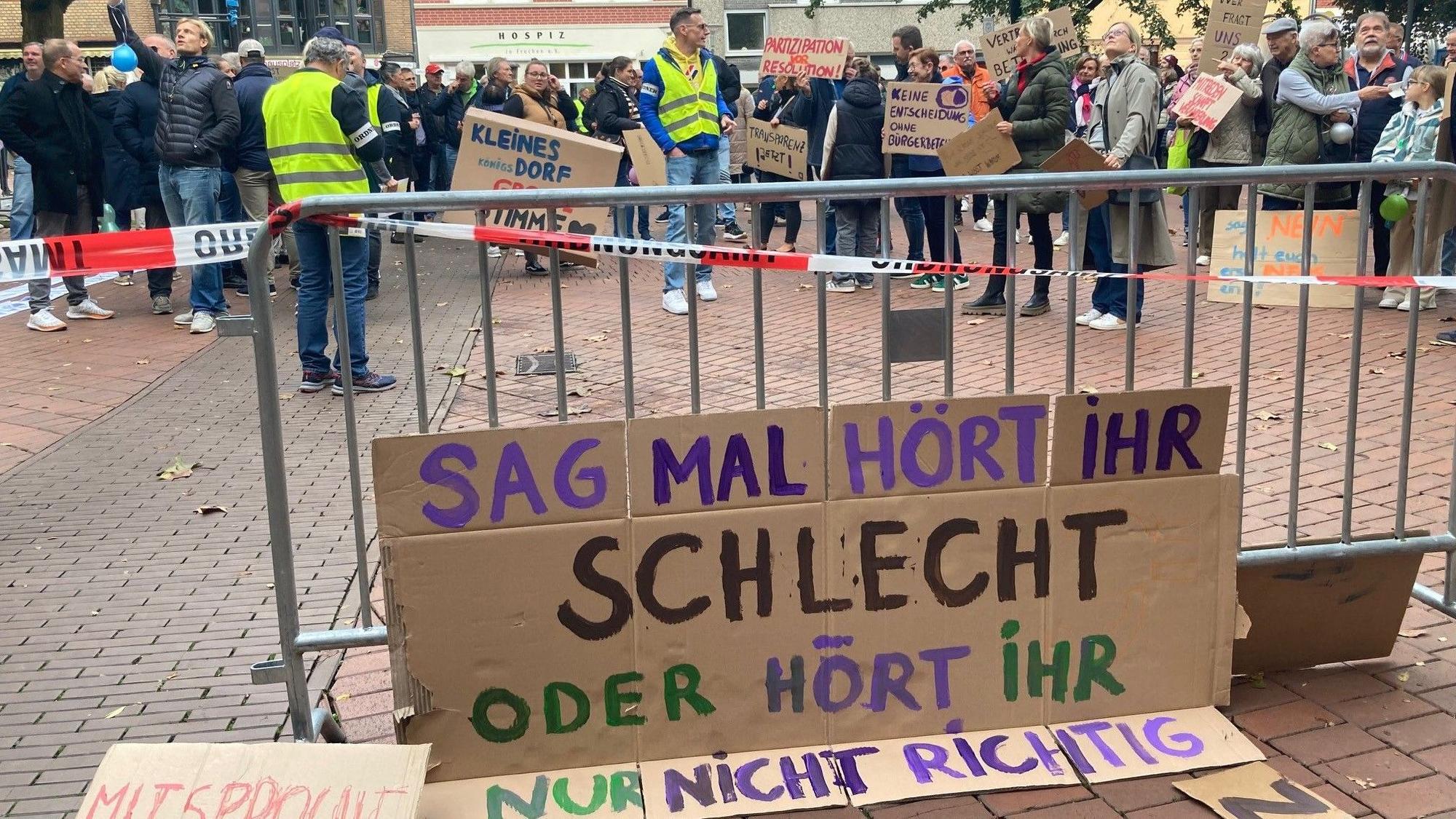 Auf dem Bild sind Papp-Transparente mit Protestschriften zu sehen.