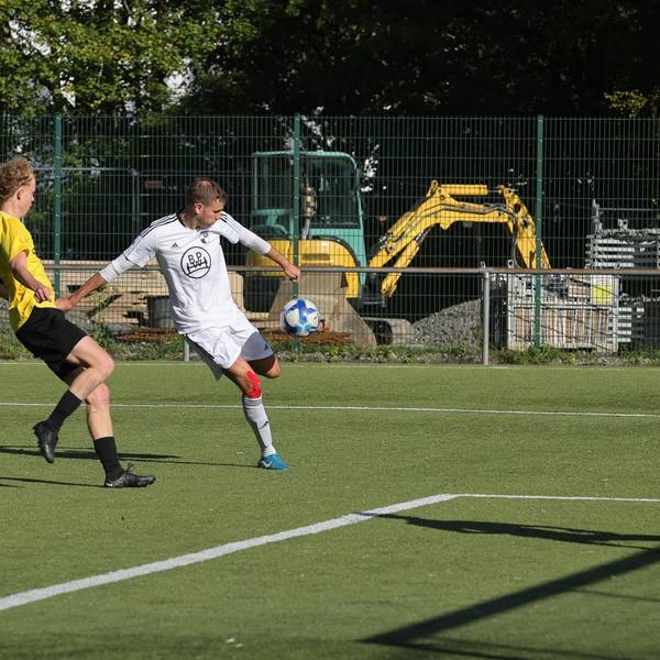 Eine Spielsituation auf einem Fußballfeld.