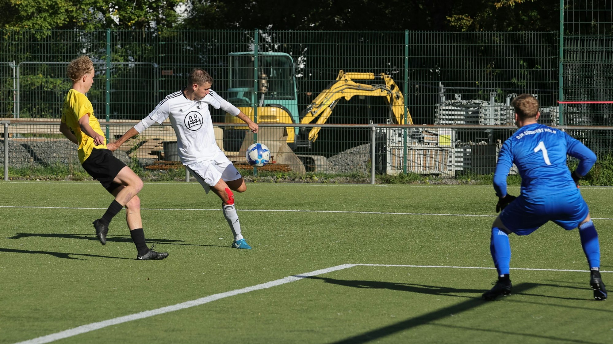 Eine Spielsituation auf einem Fußballfeld.