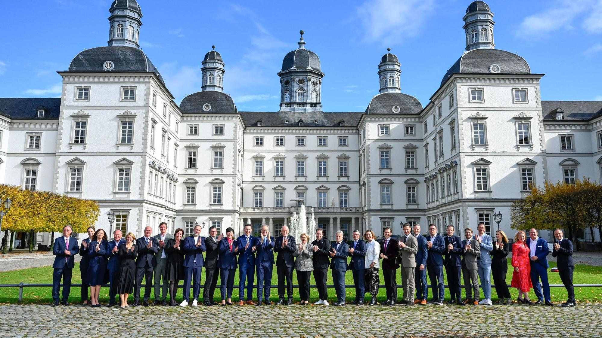 Viele Menschen stehen vor dem Bensberger Schloss.
