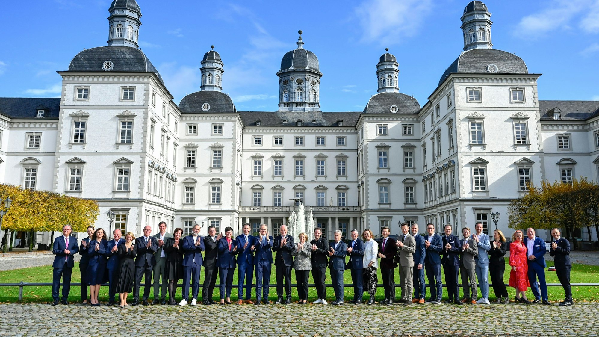 Viele Menschen stehen vor dem Bensberger Schloss.