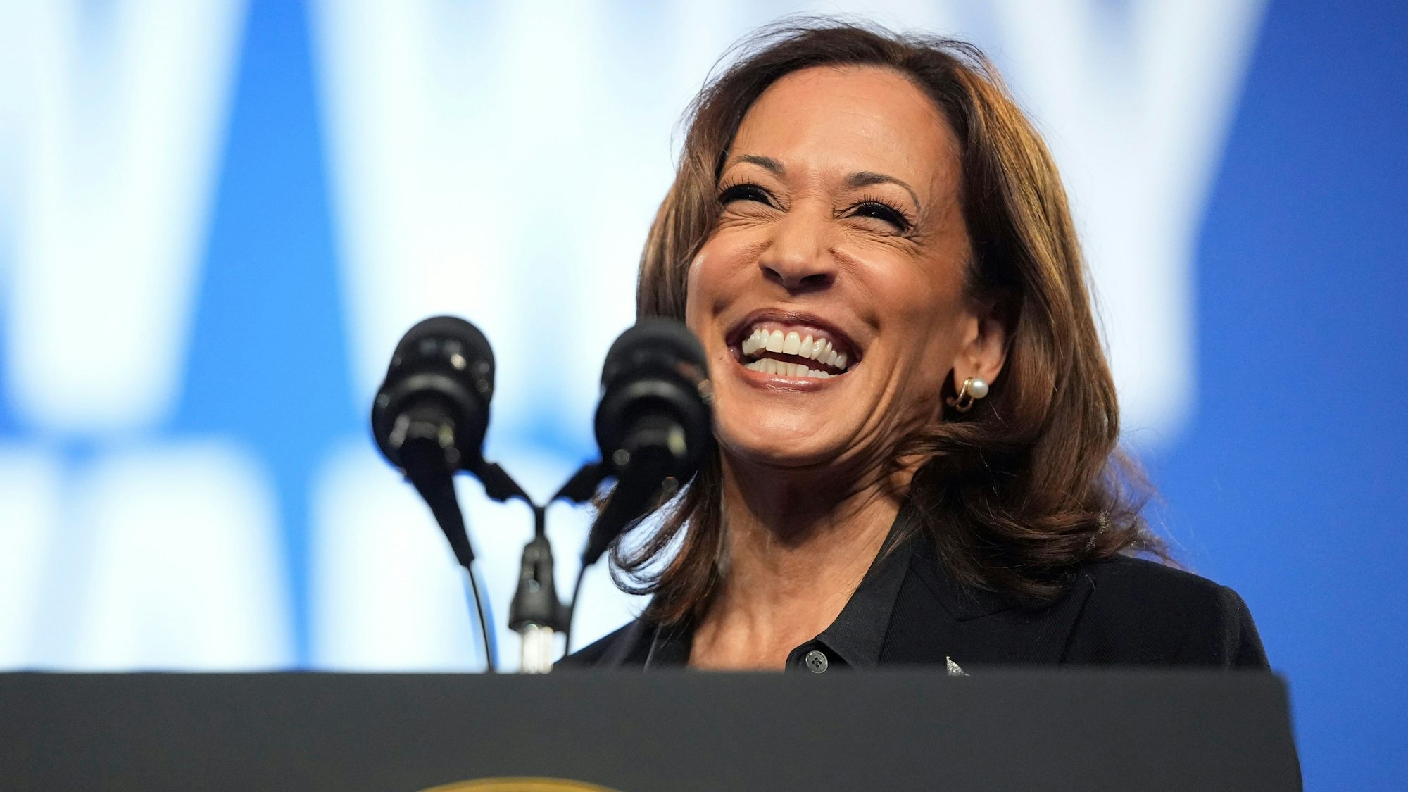 Die demokratische US-Präsidentschaftskandidatin Kamala Harris spricht während einer Wahlkampfveranstaltung im Dort Financial Center.