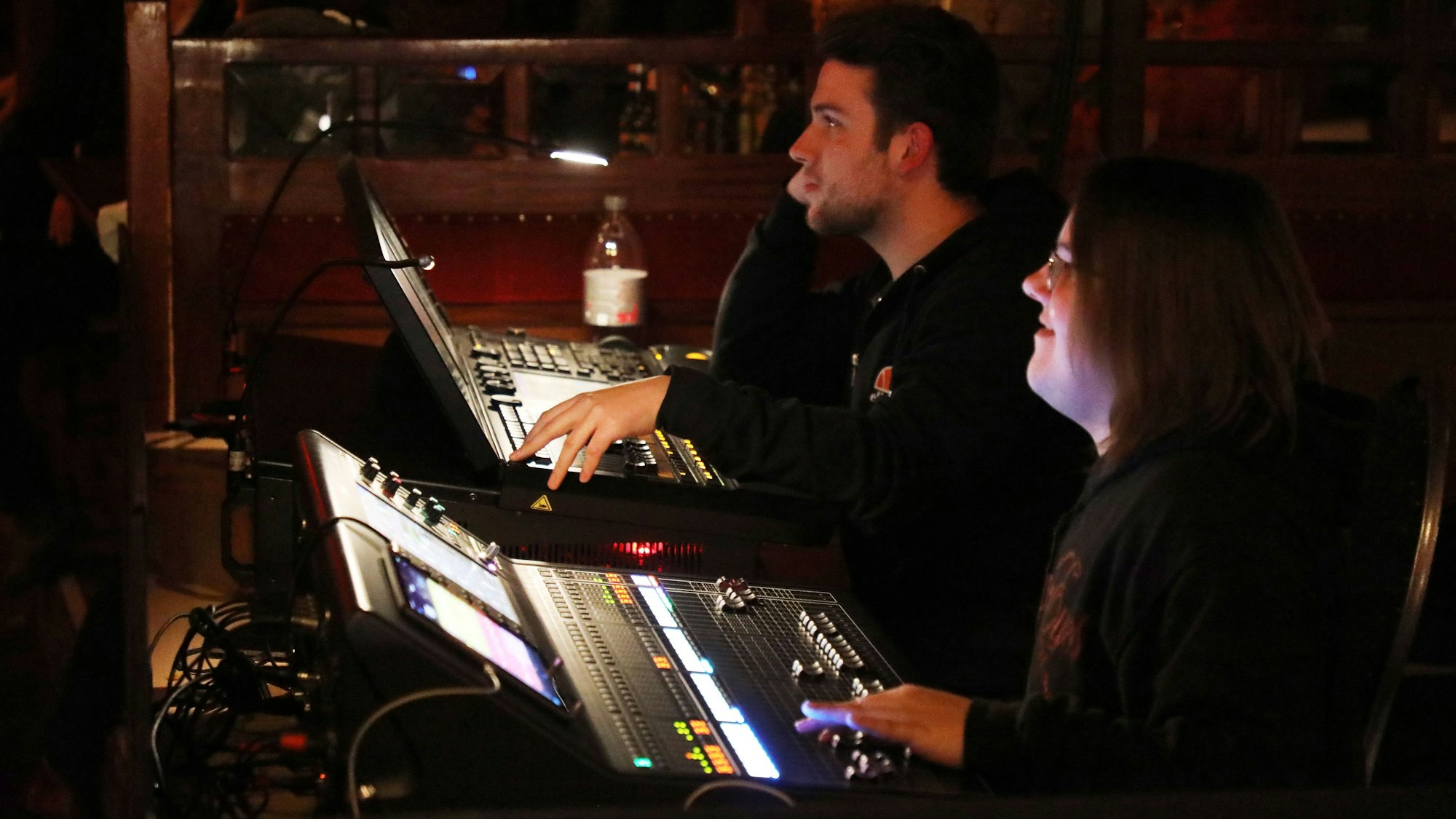 Am Mischpult im Altenberger Spiegelzelt sitzen Techniker.