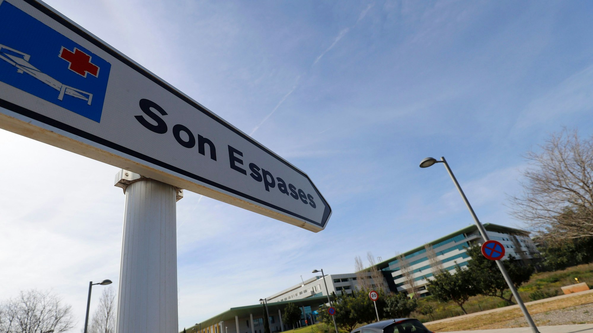 Ein Straßenschild weist den Weg zum Universitätskrankenhaus Son Espases in Palma.