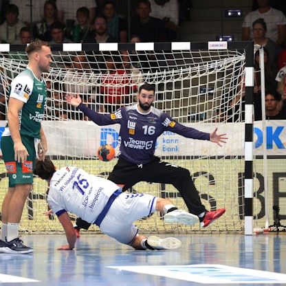 Miro Schluroff geht nach dem Wurf aufs Göppinger Tor, in dem Tibor Ivanisevic steht, zu Boden.