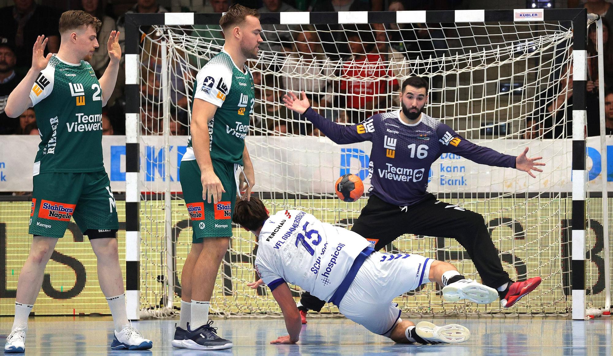 Miro Schluroff geht nach dem Wurf aufs Göppinger Tor, in dem Tibor Ivanisevic steht, zu Boden.