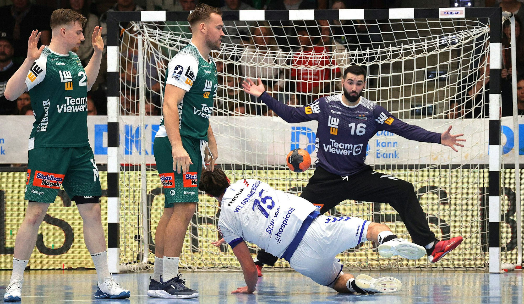 Miro Schluroff geht nach dem Wurf aufs Göppinger Tor, in dem Tibor Ivanisevic steht, zu Boden.