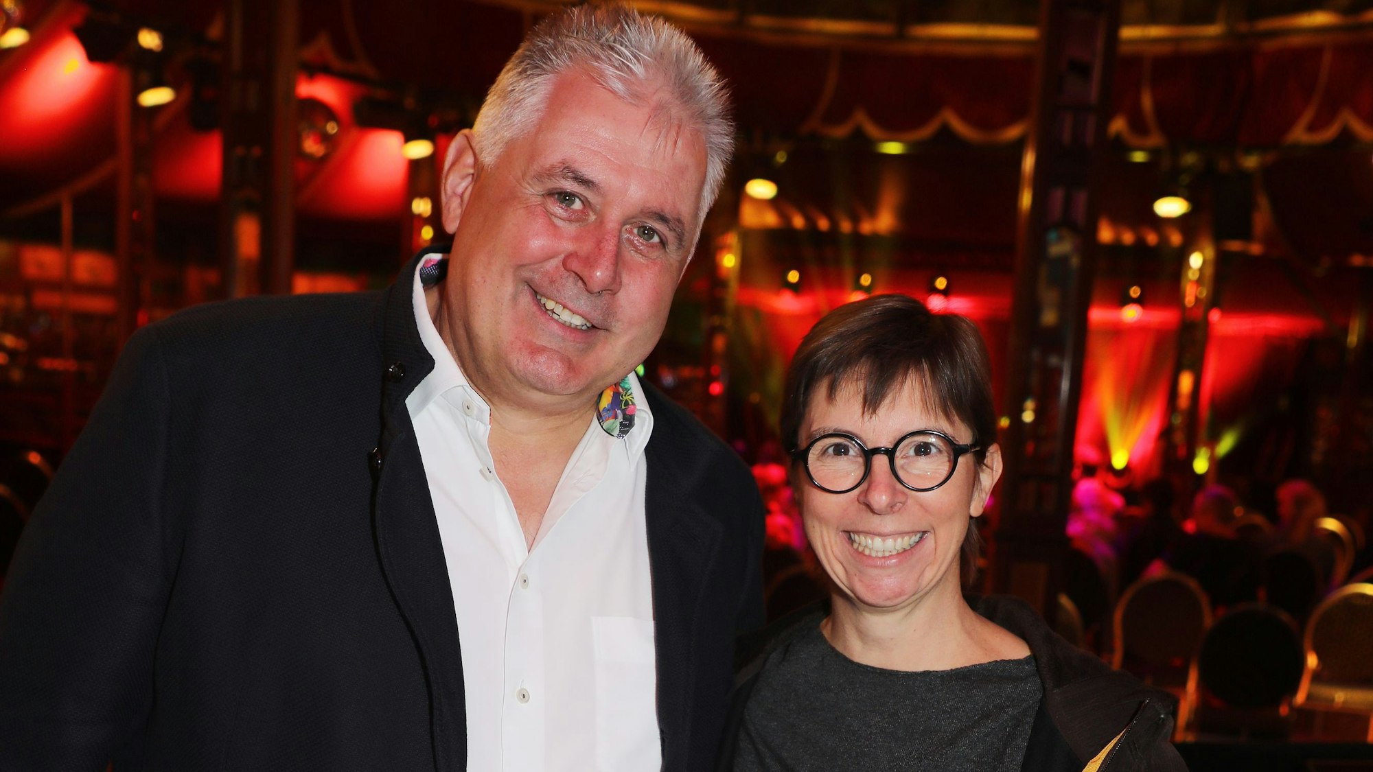 Gastronom und Spiegelzelt-Veranstalter Markus Wißkirchen und Kulturmanagerin Sonja Tewinkel stehen nebeneinander im Altenberger Spiegelzelt.