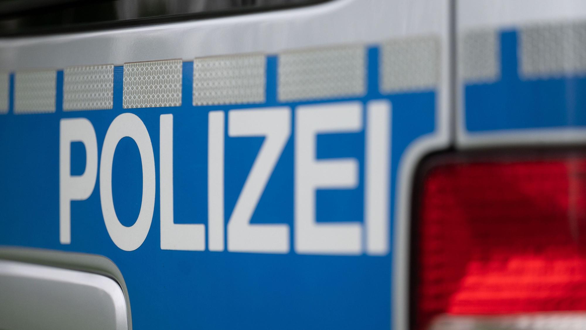ARCHIV - 06.05.2021, Baden-Württemberg, Stuttgart: Das Wort Polizei ist auf einem Fahrzeug der Polizei zu sehen. (zu dpa: «Autofahrer nach Unfall mit Lkw schwer verletzt») Foto: Marijan Murat/dpa +++ dpa-Bildfunk +++
