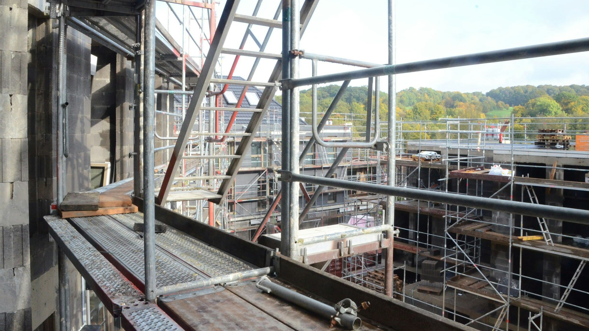 Blick aus einem Rohbau durch das Baugerüst.