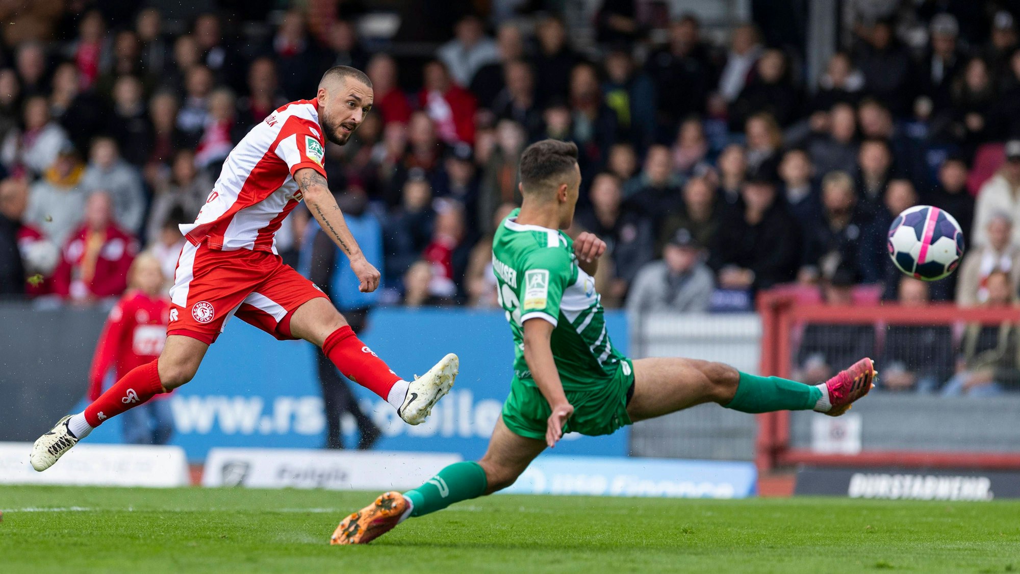 RECORD DATE NOT STATED Regionalliga West Fortuna Köln - Rot-Weiß Oberhausen, 12.10.2024 Stipe Batarilo Fortuna Köln, 8 erzielt das Tor zum 1:0. Regionalliga West, Fortuna Köln - Rot-Weiß Oberhausen, 11. Spieltag, am 12.10.2024, Südstadion, Köln *** Regionalliga West Fortuna Köln Rot Weiß Oberhausen, 12 10 2024 Stipe Batarilo Fortuna Köln, 8 scores the goal for 1 0 Regionalliga West, Fortuna Köln Rot Weiß Oberhausen, matchday 11, on 12 10 2024, Südstadion, Cologne Copyright: xBEAUTIFULxSPORTS/Meuselx