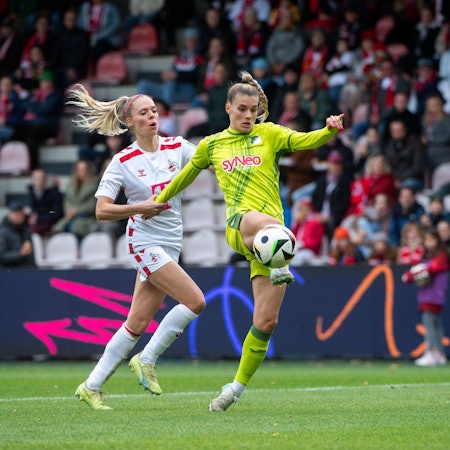 Selina Cerci TSG Hoffenheim, 29 im Zweikampf mit Janina Hechler FC Koeln, 28 trifft das Tor zum 0:2, GER, 1. FC Koeln vs TSG 1899 Hoffenheim, Fussball Google Pixel Frauen Bundesliga, 6. Spieltag, Saison 2024/2025, 13.10.2024 DFB regulations prohibit any use of photographs as image sequences and/or quasi-video GER, 1. FC Koeln vs TSG 1899 Hoffenheim, Fussball Google Pixel Frauen Bundesliga, 6. Spieltag, Saison 2024/2025, 13.10.2024 Koeln *** Selina Cerci TSG Hoffenheim, 29 in duel with Janina Hechler FC Koeln, 28 scores the goal to 0 2, GER, 1 FC Koeln vs TSG 1899 Hoffenheim, Football Google Pixel Womens Bundesliga, Matchday 6, Season 2024 2025, 13 10 2024 DFB regulations prohibit any use of photographs as image sequences and or quasi video GER, 1 FC Koeln vs TSG 1899 Hoffenheim, Football Google Pixel Womens Bundesliga, Matchday 6, Season 2024 2025, 13 10 2024 Koeln Copyright: xEibner-Pressefoto/Memmlerx EP_MMR