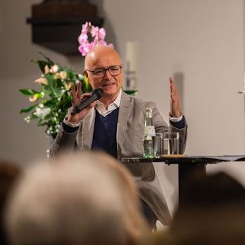 Das Bild zeigt Karsten Schwanke während des Gesprächs mit Marianne Komp.