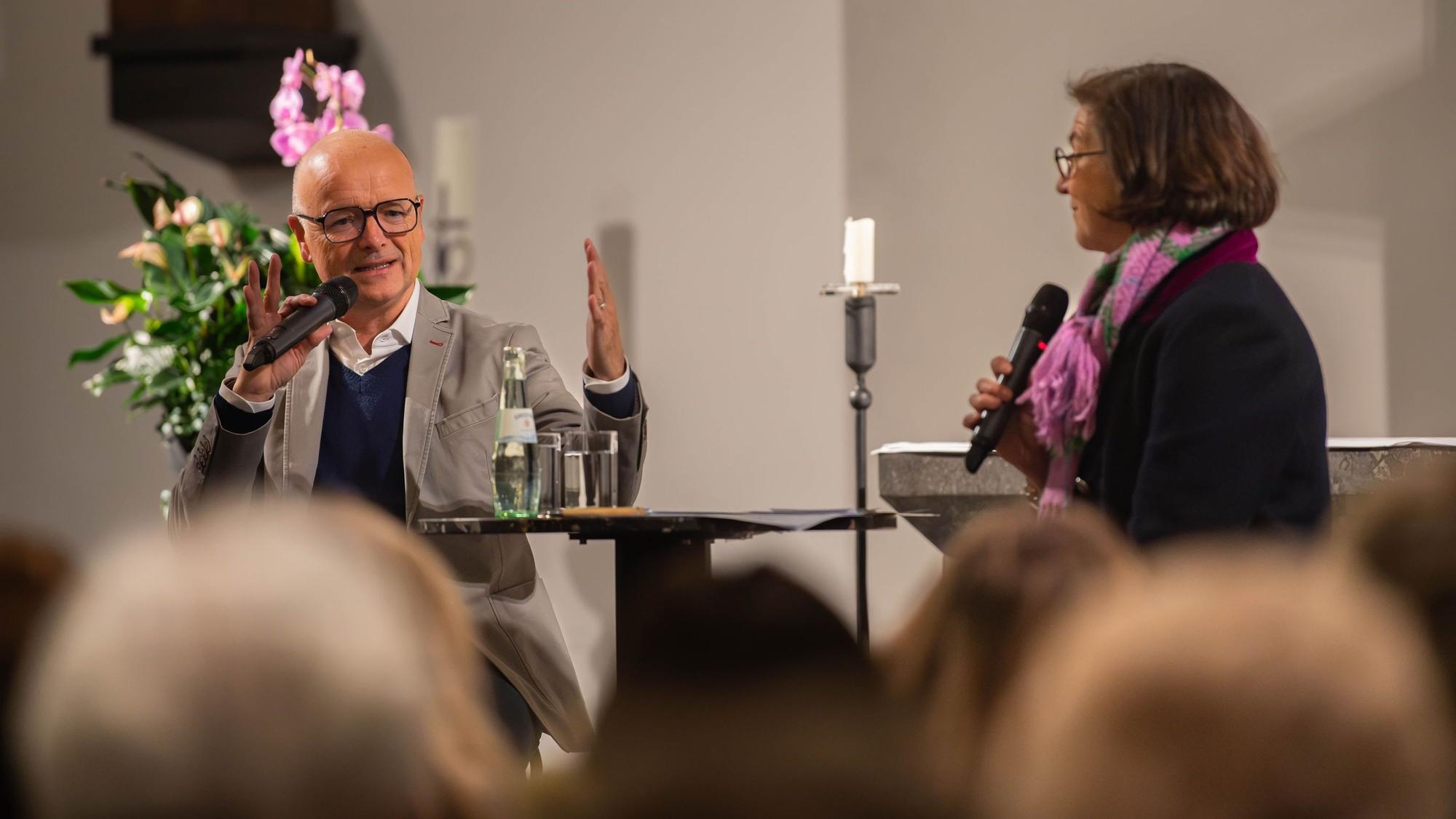 Das Bild zeigt Karsten Schwanke während des Gesprächs mit Marianne Komp.