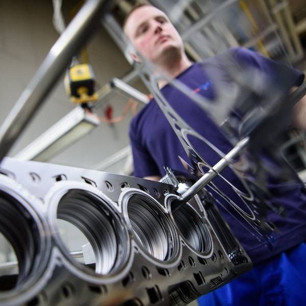 ARCHIV - 26.03.2018, Baden-Württemberg, Dettingen an der Erms: Ein Mitarbeiter eines Autozulieferers kontrolliert die Produktion der Zylinderkopfdichtungen. (zu dpa: «Branchenexperten: Luft für deutsche Autozulieferer wird dünner») Foto: Sina Schuldt/dpa +++ dpa-Bildfunk +++