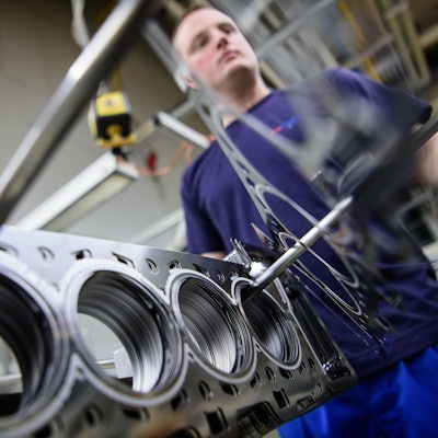 ARCHIV - 26.03.2018, Baden-Württemberg, Dettingen an der Erms: Ein Mitarbeiter eines Autozulieferers kontrolliert die Produktion der Zylinderkopfdichtungen. (zu dpa: «Branchenexperten: Luft für deutsche Autozulieferer wird dünner») Foto: Sina Schuldt/dpa +++ dpa-Bildfunk +++