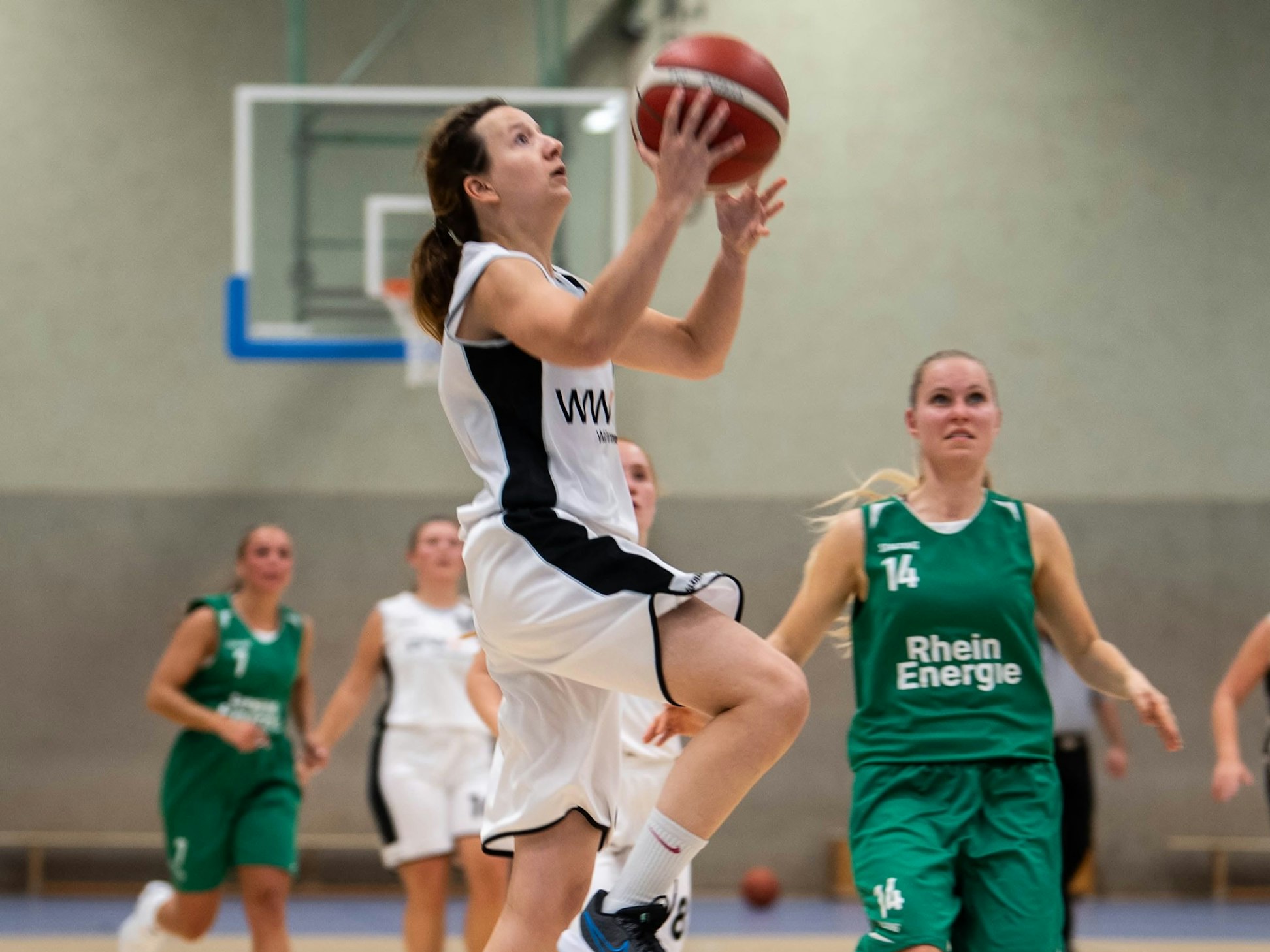 Ann-Katrin Beuel von TuS Zülpich steigt zum Korb hoch.