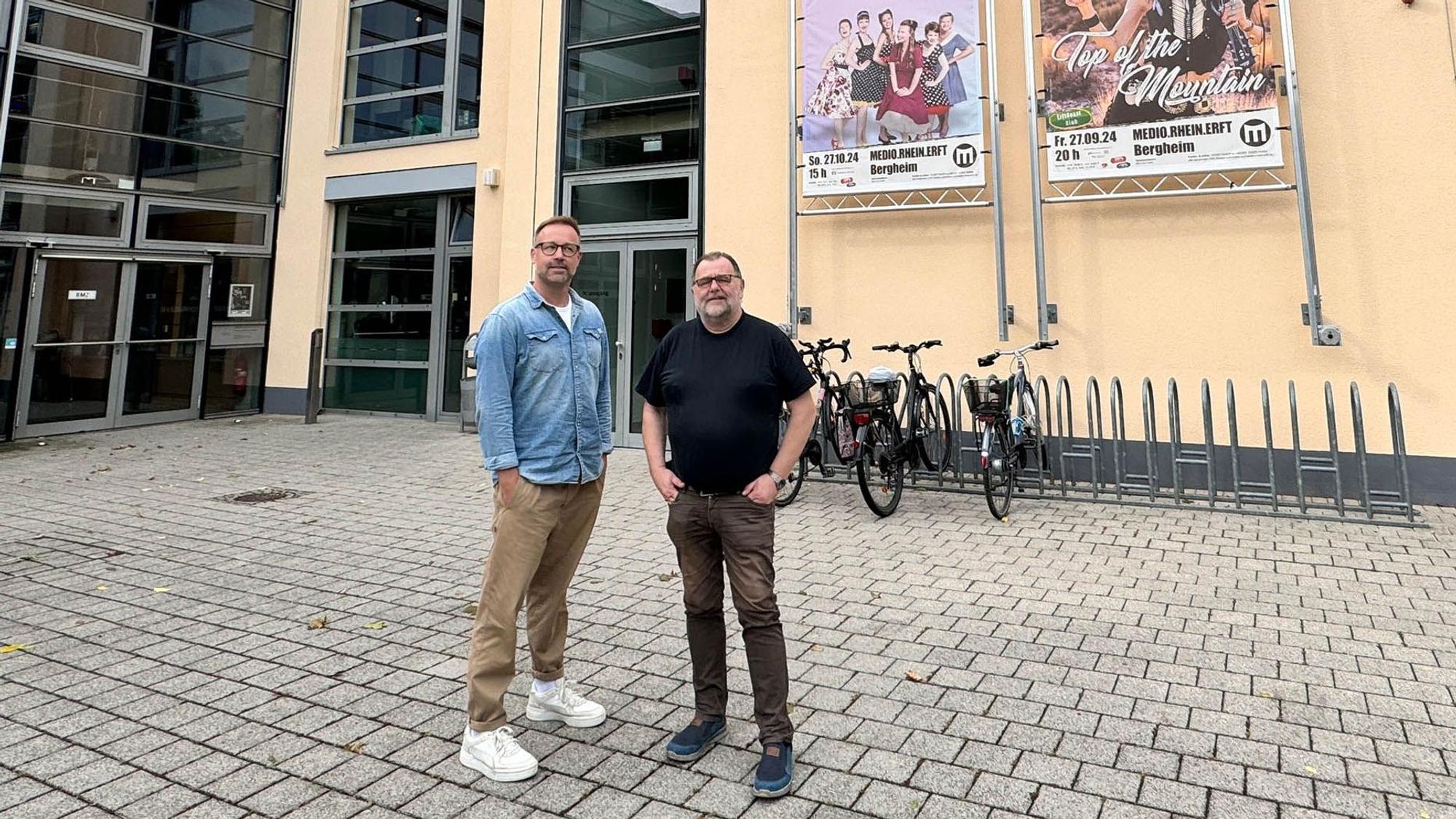 Auf dem Bild sind der neue und der alte Programmleiter des Medio in Bergheim zu sehen.