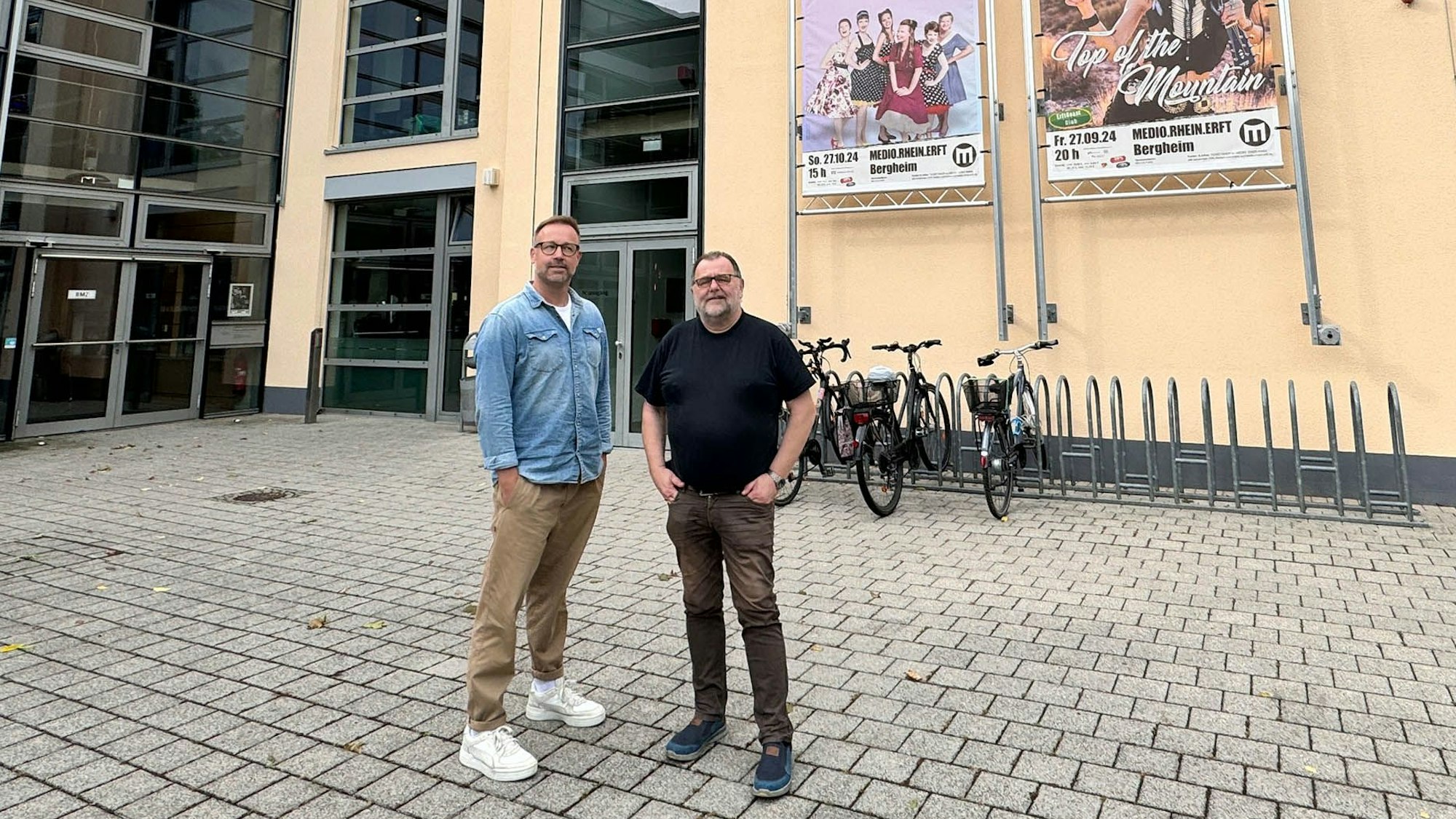 Auf dem Bild sind der neue und der alte Programmleiter des Medio in Bergheim zu sehen.