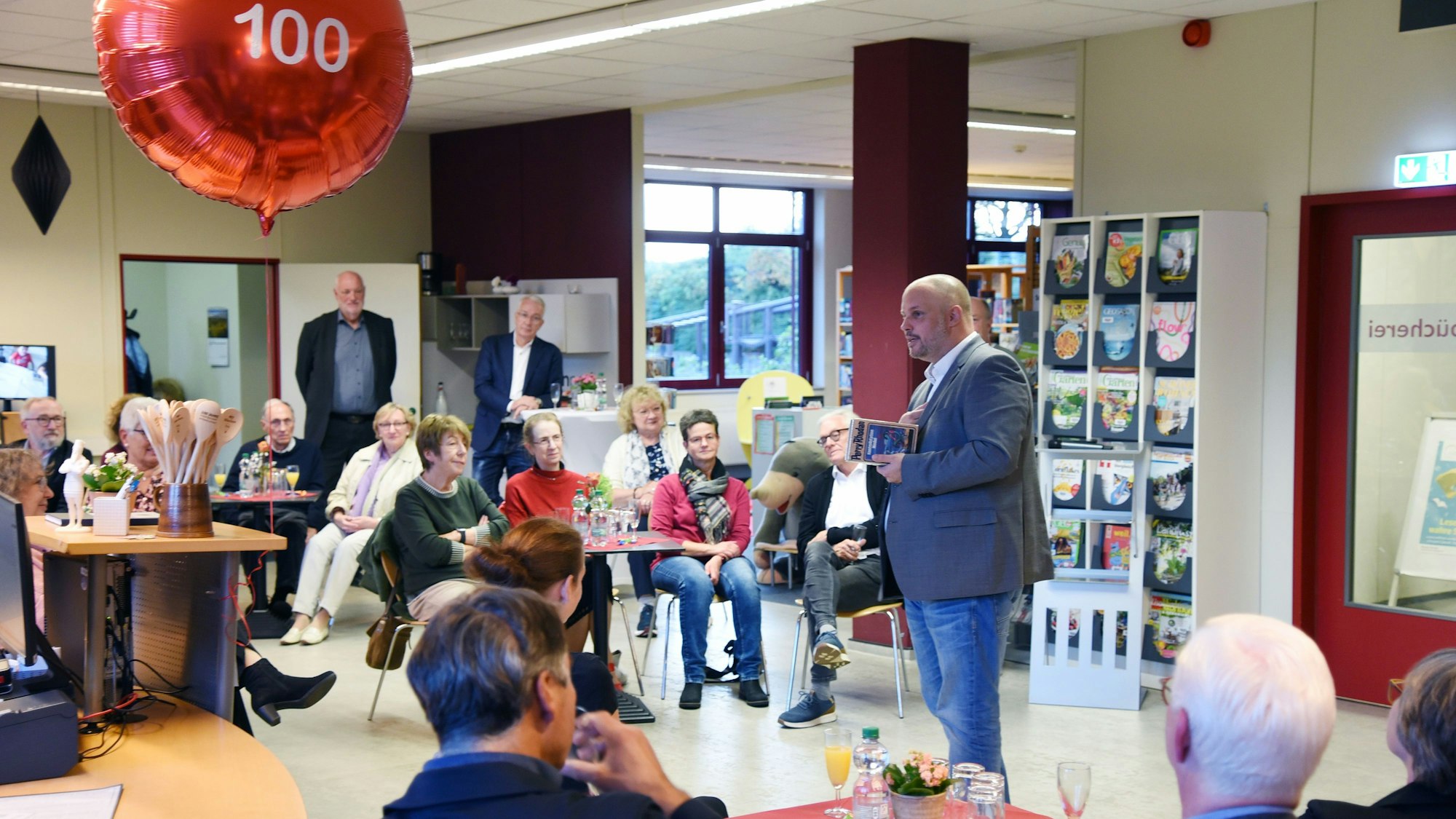 Das Foto zeigt die Feier zum 100-jährigen Bestehen der  Stadtbücherei Bergneustadt.