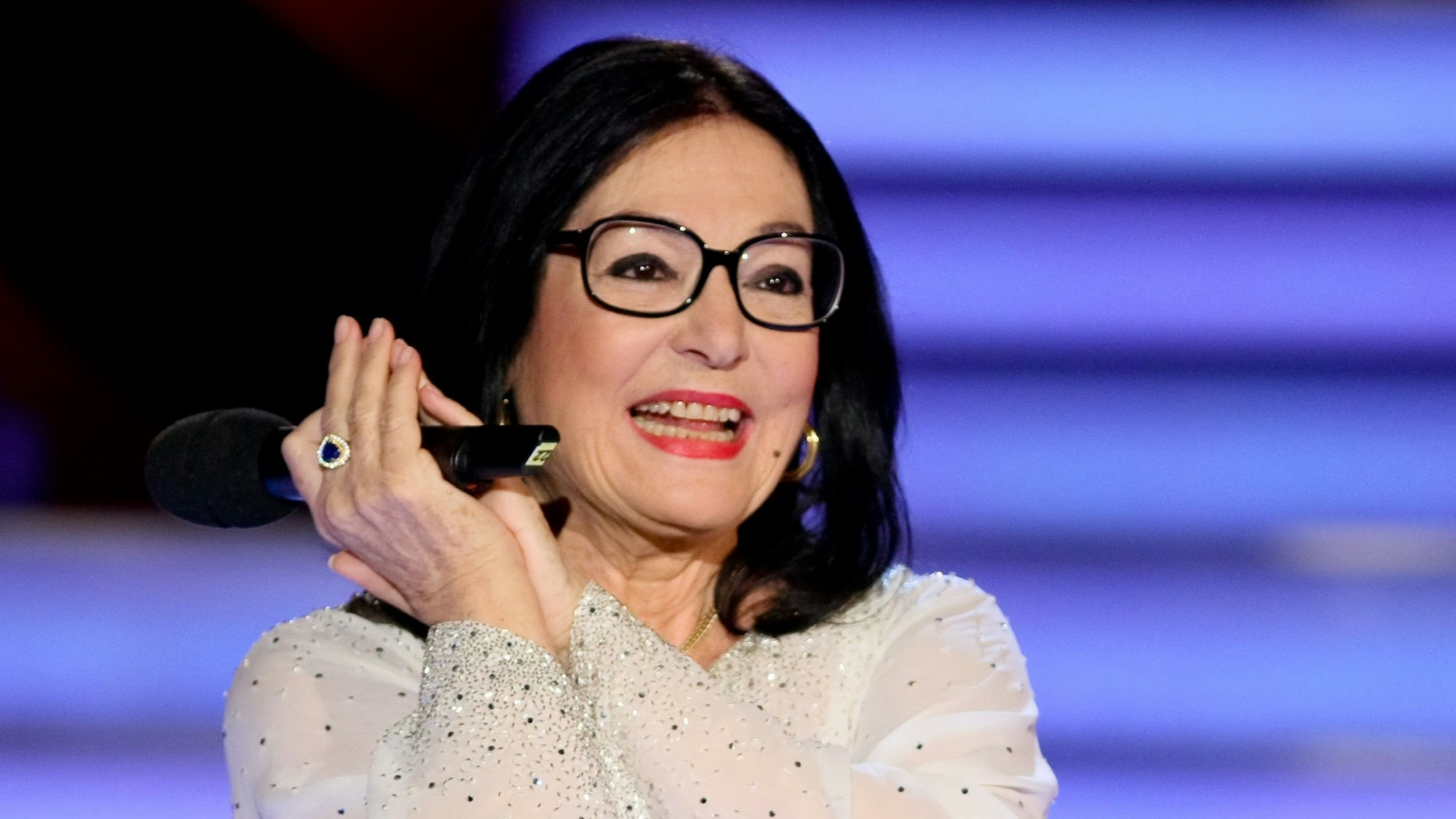 Die griechische Sängerin Nana Mouskouri auf der Bühne.