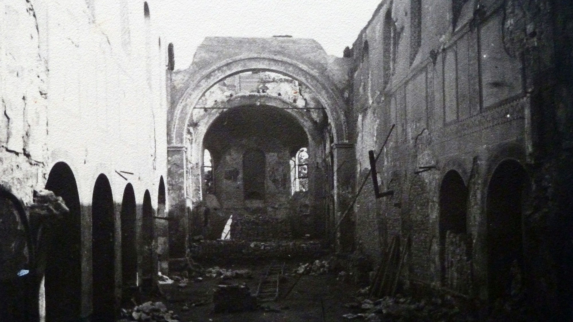 So hat die alte Kirche vor dem Bombenangriff innen ausgesehen: Die Kirche ohne Dach, ausgebrannt. Repo: Klose