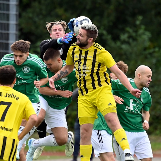 29.09.2024, Fussball-SV Schlebusch-Lindenthal Hohenlind
TW: Nick Esser (Lindenthal)
rechts: Sebastian Bamberg (Schlebusch)
Foto: Uli Herhaus