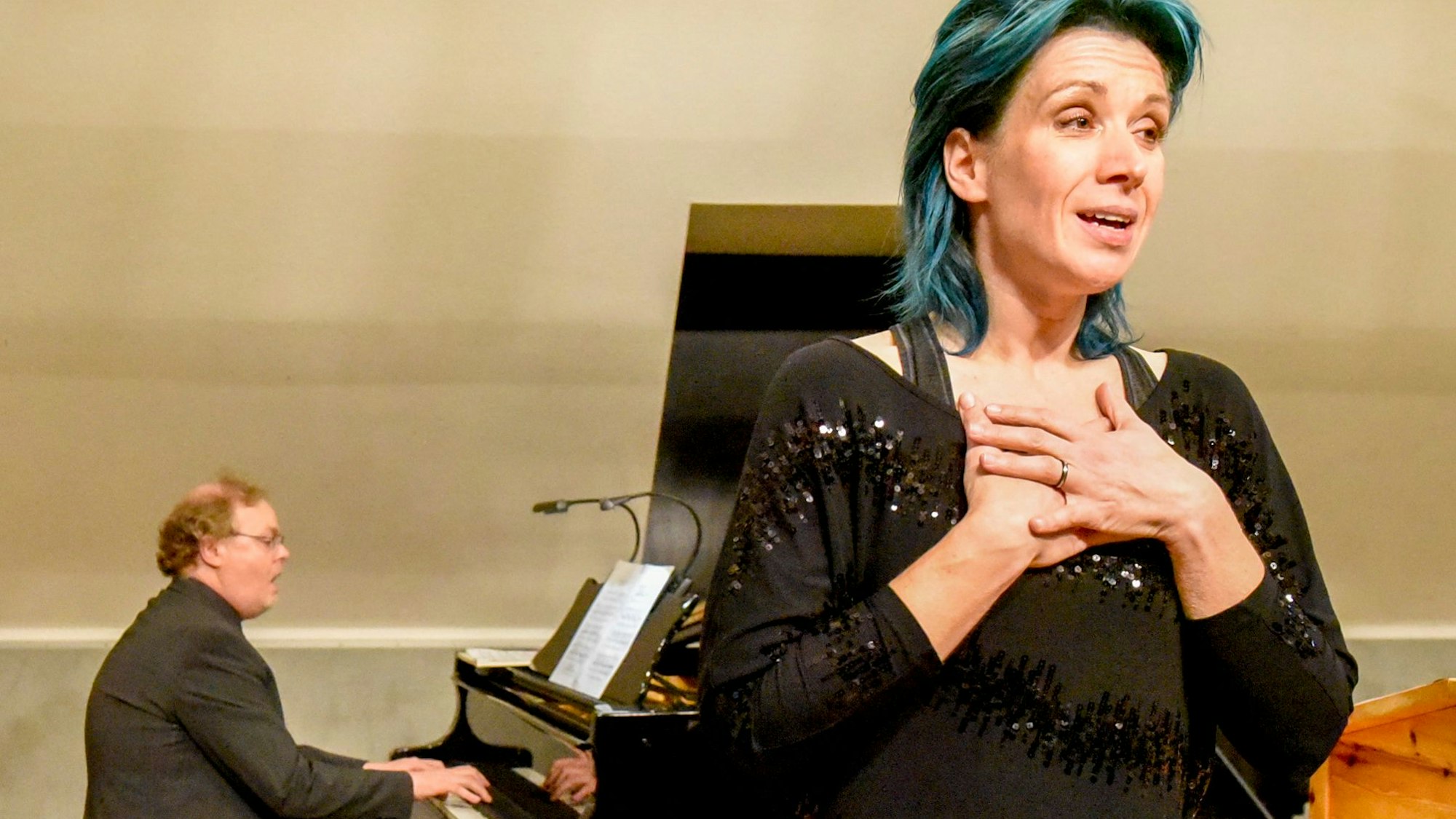 Das Bild zeigt eine Sopranistin und einen Klavierspieler.