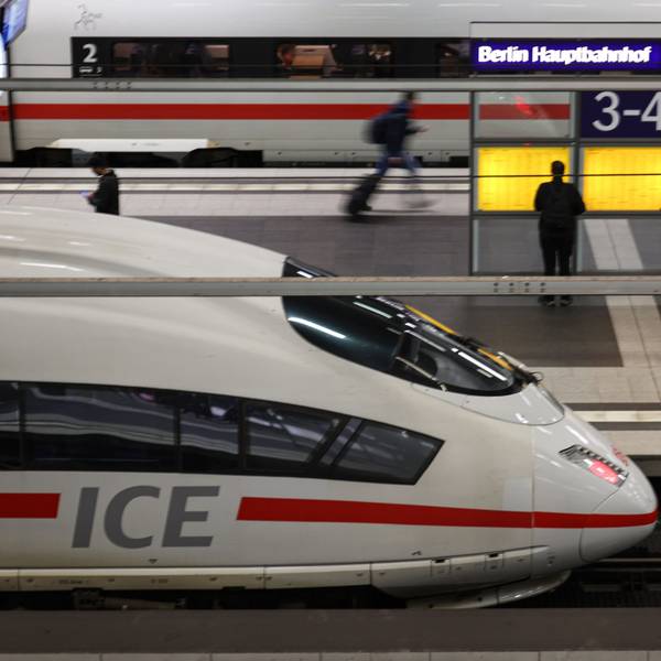 Ein ICE der Deutschen Bahn steht in einem Bahnhof.