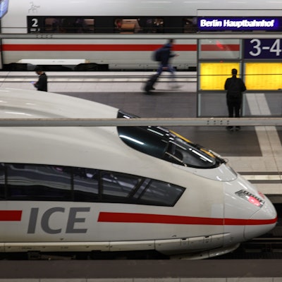 Ein ICE der Deutschen Bahn steht in einem Bahnhof.
