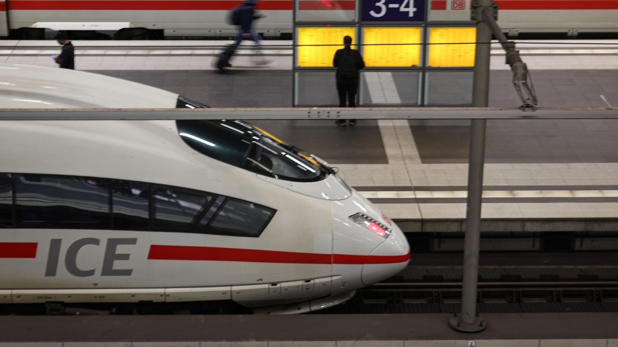 Ein ICE der Deutschen Bahn steht in einem Bahnhof.