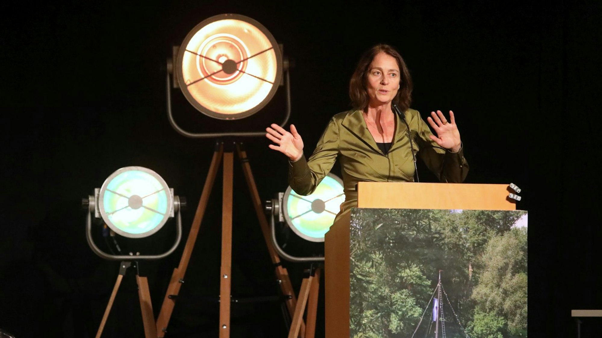 Eine Frau an einem Rednerpult.