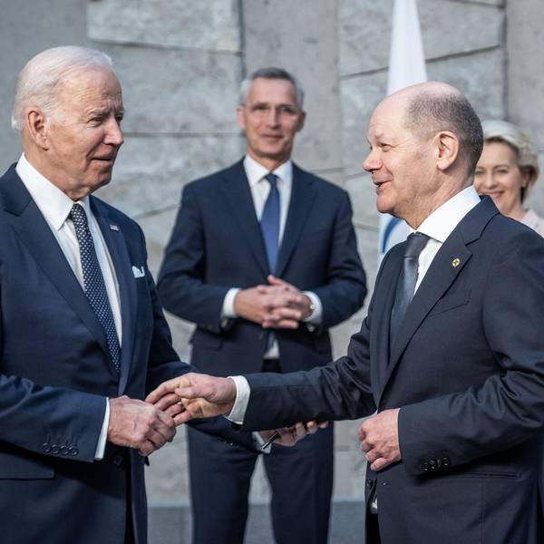Bundeskanzler Olaf Scholz (r, SPD), begrüßt Joe Biden (l), Präsident der USA, vor Beginn des Treffens der G7-Staaten im Nato-Hauptquartier. Im Hintergrund stehen Jens Stoltenberg, Nato-Generalsekretär, und Ursula von der Leyen, Präsidentin der Europäischen Kommission. (Archivbild)