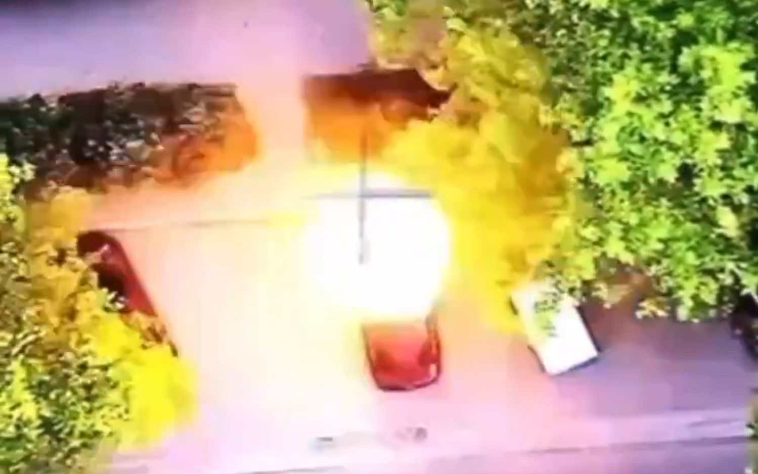 Ein Screenshot aus einem Video soll einen Drohnenangriff auf Zivilisten in Cherson zeigen. Ukrainische Medien haben die sadistische „Menschensafari“ in der Stadt dokumentiert.