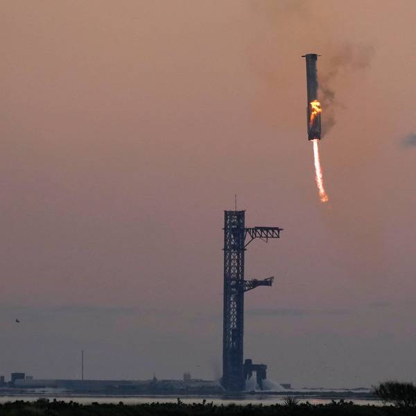 Die erste Stufe der Mega-Rakete Starship kehrt zurück auf die Startrampe am Weltraumbahnhof Starbase im südtexanischen Boca Chica.
