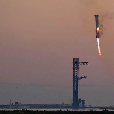 Die erste Stufe der Mega-Rakete Starship kehrt zurück auf die Startrampe am Weltraumbahnhof Starbase im südtexanischen Boca Chica.