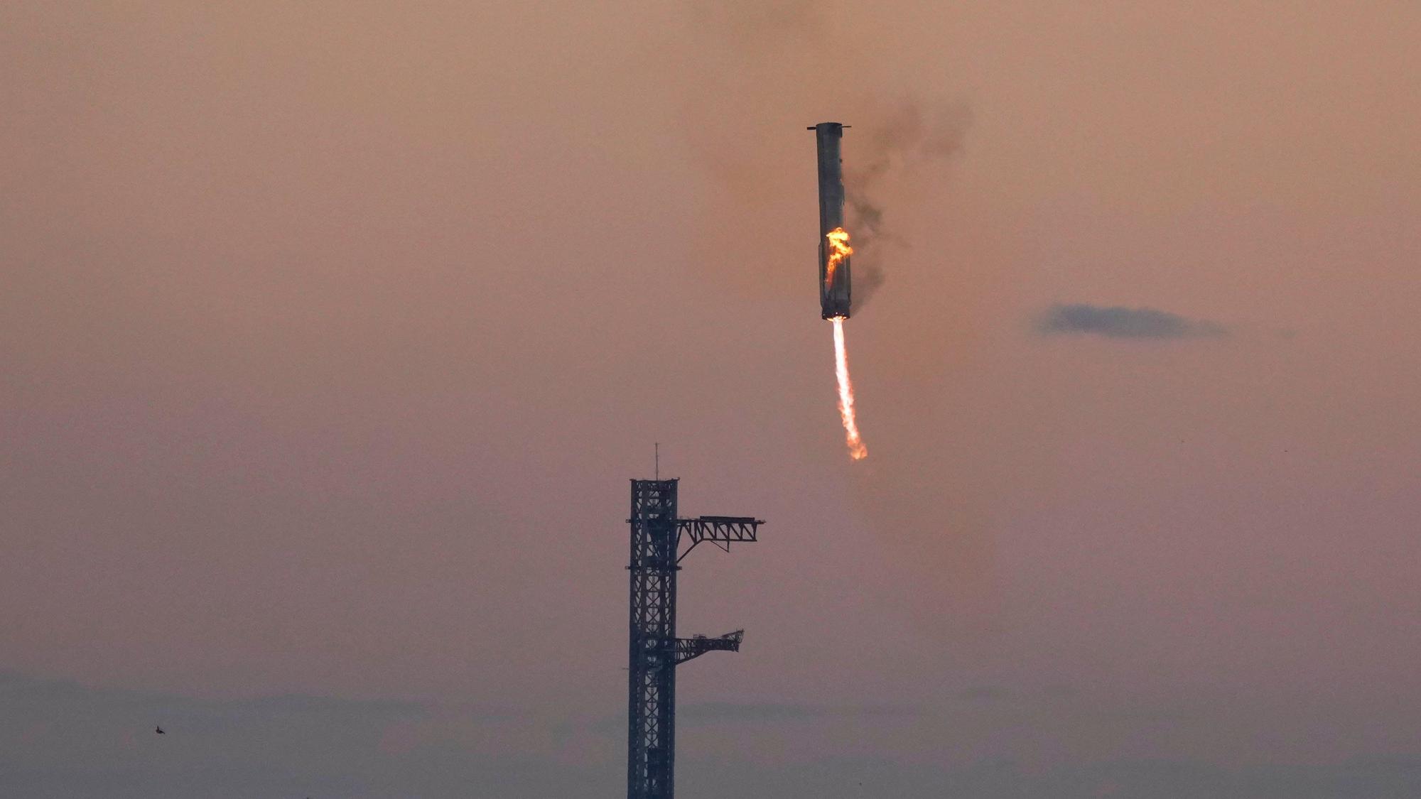 Die erste Stufe der Mega-Rakete Starship kehrt zurück auf die Startrampe am Weltraumbahnhof Starbase im südtexanischen Boca Chica.