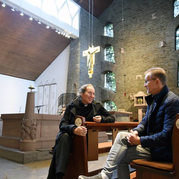 Eine Frau und ein Mann in einer Kirche.