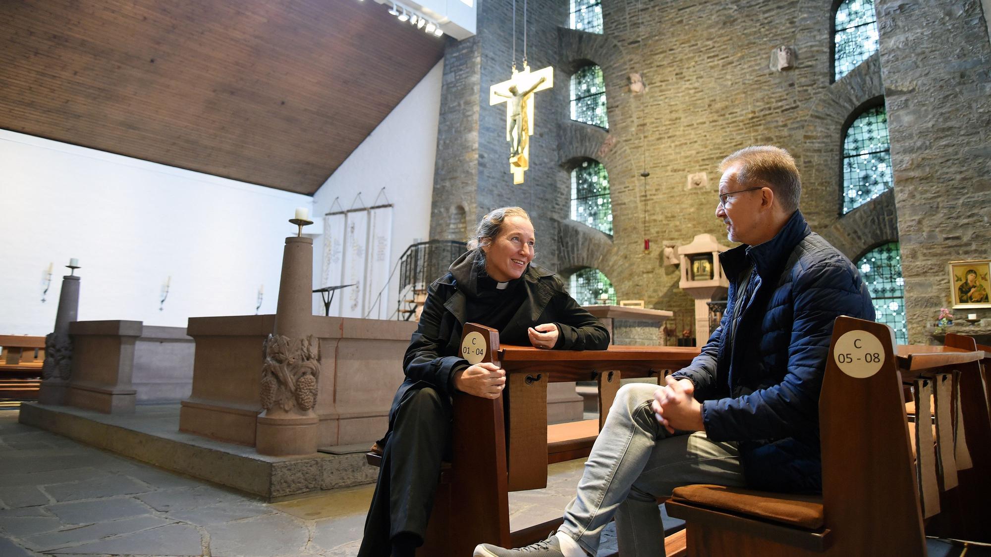 Eine Frau und ein Mann in einer Kirche.