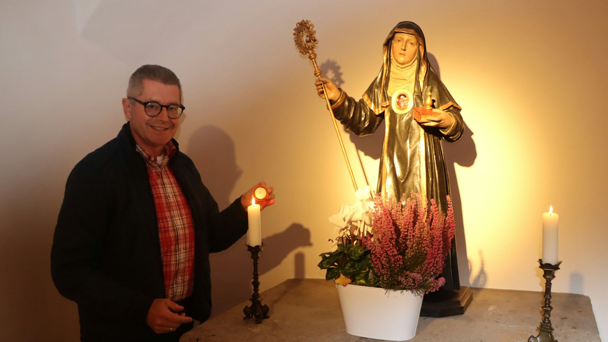 Hans Dieter Wirtz, Vorsitzender der Walburga Gemeinschaft am Altar der Heiligen Walburga.