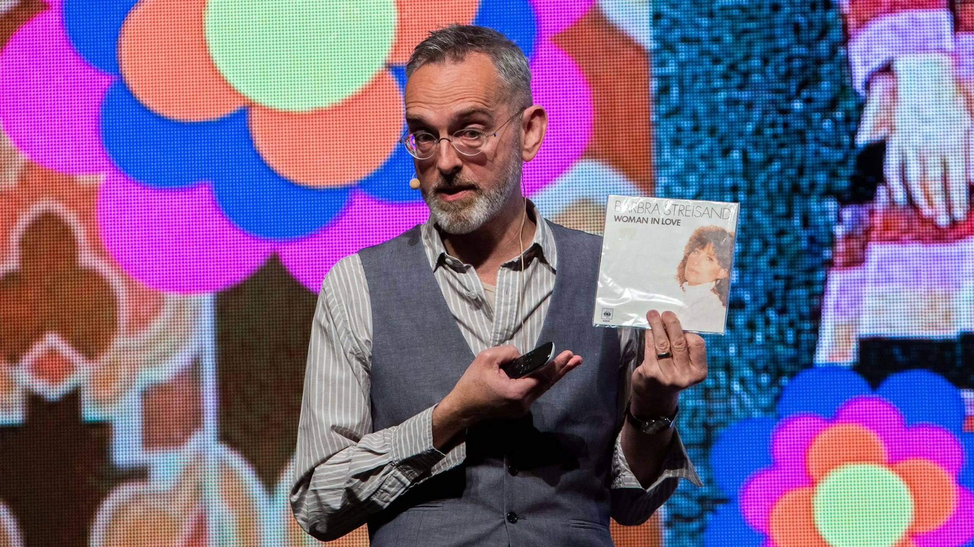Das Foto zeigt Stefan Weiller mit einem Plattencover in der Hand.